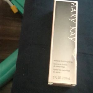 Makeup finish spray